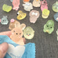 Lysende minidyrfigurer av harpiks i blindpose - 10 stk/sett